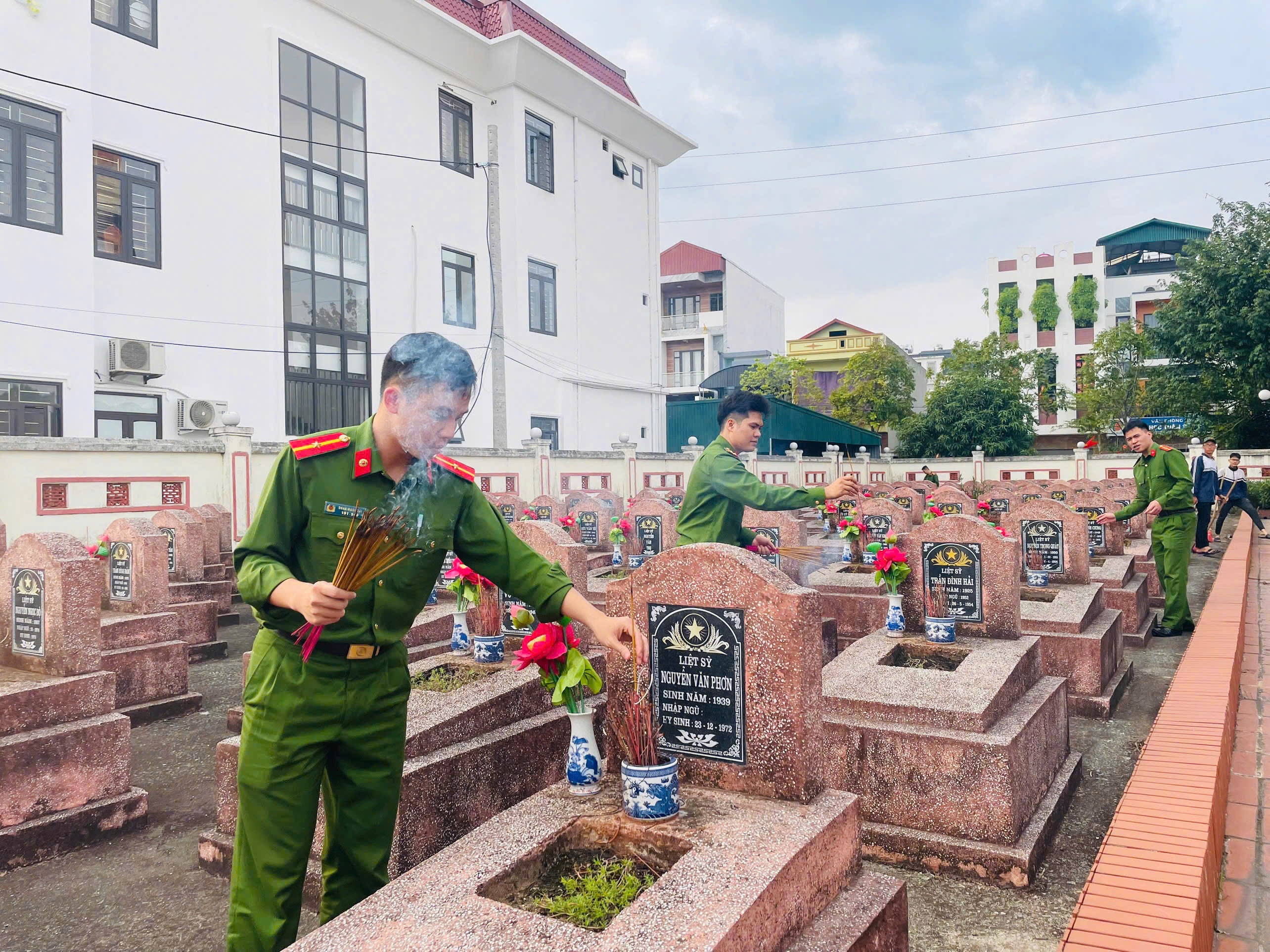 Chi đoàn Công an xã Thanh Miện tổ chức hoạt động tri ân tại nghĩa trang liệt sĩ